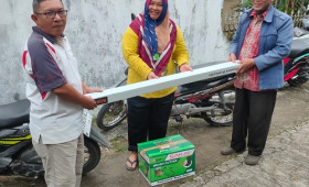 Penyerahan bantuan alat mesin pemotong rumput untuk Warga RT.016 Kelurahan Temindung Permai