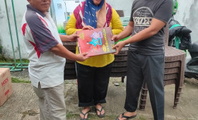 Penyerahan bantuan kursi plastik dan mesin pemotong rumput untuk Warga RT.017 Kelurahan Temindung Permai