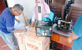 Penyerahan bantuan Pelatihan  alat pembuatan Kue, mesin jahit, dan mesin pemotong rumput untuk Warga RT.018 Kelurahan Temindung Permai