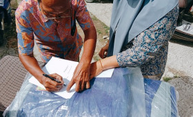 Penyerahan bantuan kursi plastik dan tenda untuk kegiatan Rukun Kematian di Lingkungan RT.021 Kelurahan Temindung Permai