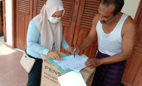 Penyerahan bantuan pelatihan alat pembuatan kue untuk warga di RT.022 Kelurahan Temindung Permai