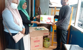 Penyerahan bantuan pelatihan alat pembuatan kue untuk warga di RT.023 Kelurahan Temindung Permai