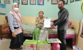 Penyerahan bantuan pelatihan alat pembuatan kue untuk warga di RT.024 Kelurahan Temindung Permai